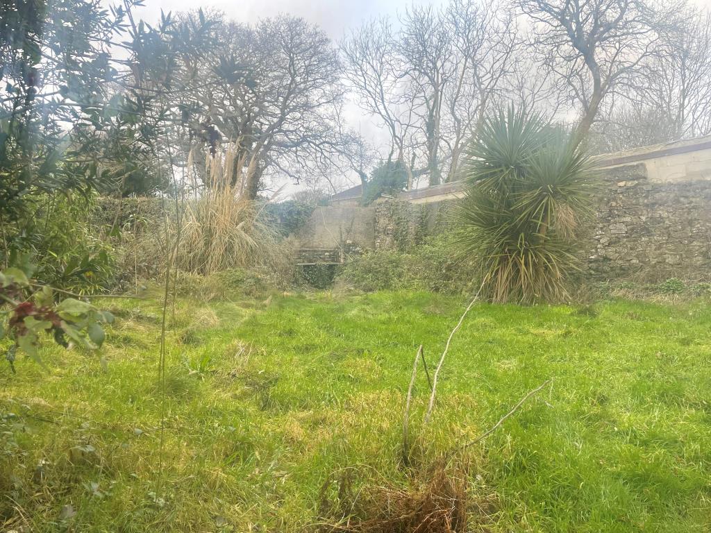 Lot: 125 - PAIR OF FOUR-BEDROOM HOUSES FOR IMPROVEMENT ON LARGE SITE OFFERING FURTHER POTENTIAL -